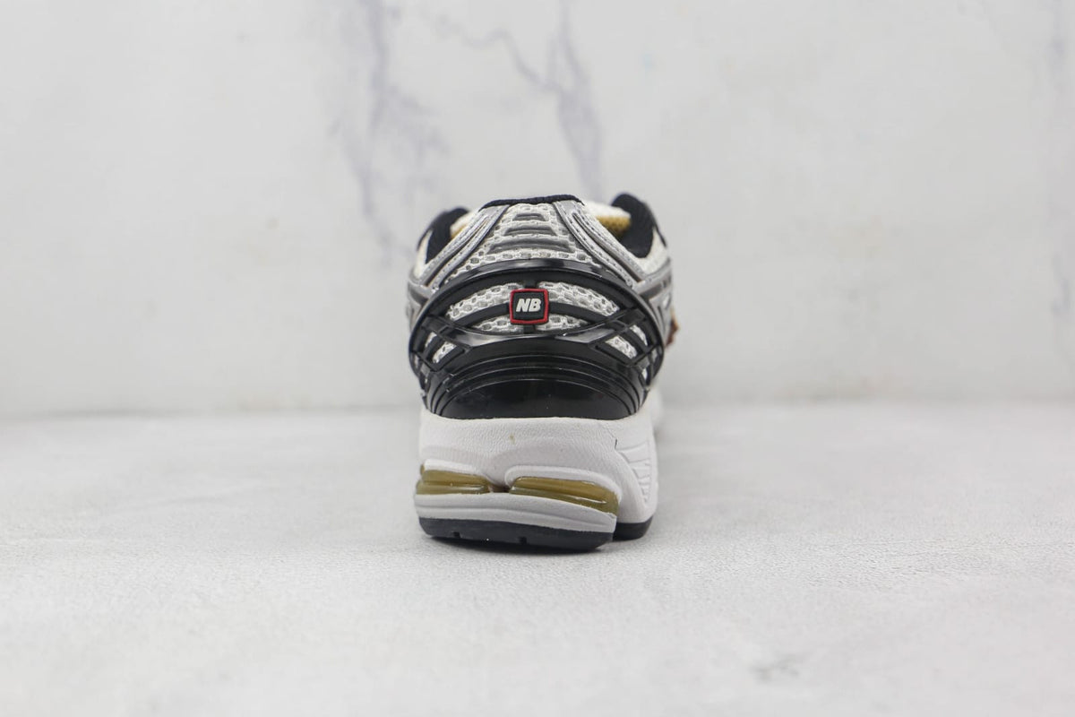 New Balance 1906R en blanco y dorado metálico