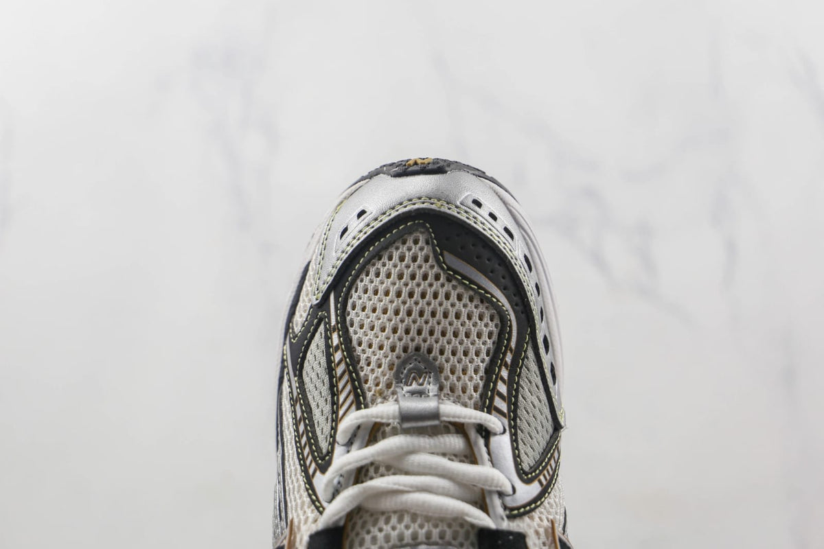 New Balance 1906R en blanco y dorado metálico